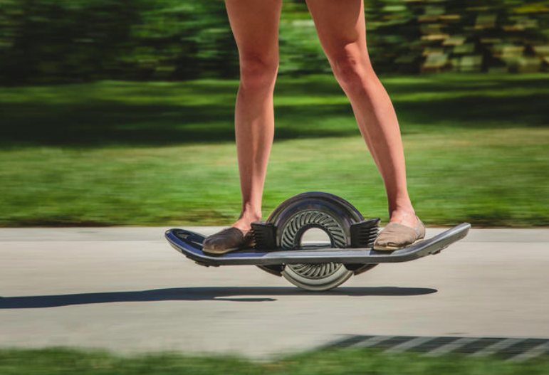 Une société s’approche du Hoverboard avec cette planche-gyropode mono-roue