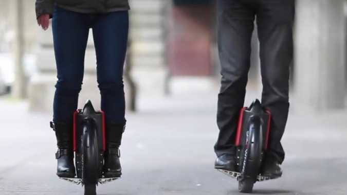 « E-roue », « hoverboards » : quelle place pour ces nouveaux engins sur les trottoirs?