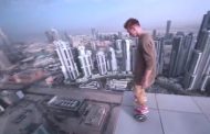 Au sommet d&rsquo;une tour de Dubaï… il prend des risques en hoverboard