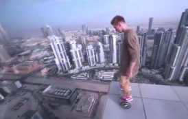 Au sommet d’une tour de Dubaï… il prend des risques en hoverboard