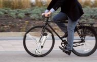 Cette roue électrique universelle transforme votre vélo classique en petit bolide