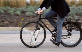 Cette roue électrique universelle transforme votre vélo classique en petit bolide