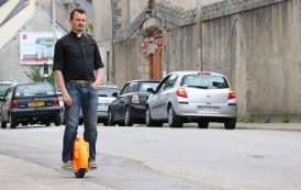 Insolite à Vannes. Le prêtre se déplace en roue électrique