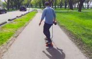 Il a créé son propre skateboard électrique, alimenté par une perceuse