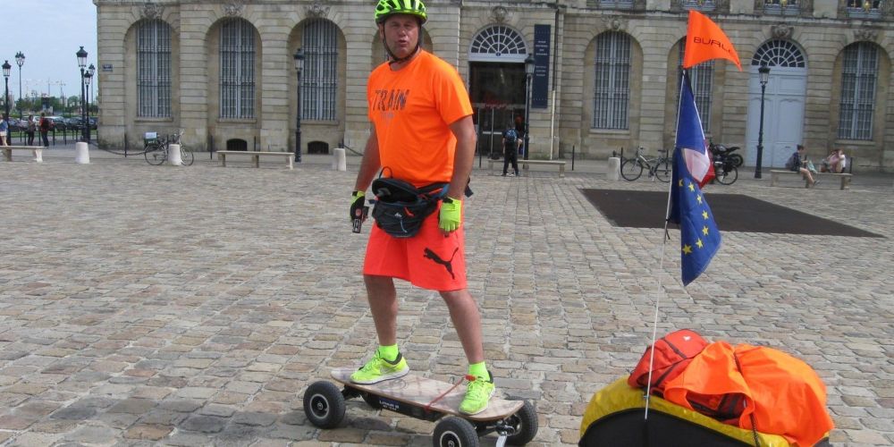 Fabrice Gropaiz fait le tour du monde en skate électrique